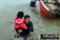 湖北枝江：轿车失控坠鱼塘 4人联手施救获表彰