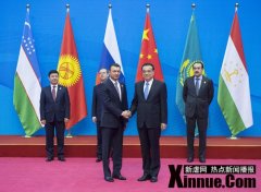李克强在郑州国际会展中心迎接上合组织各国领
